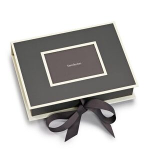 Semikolon 370032 Petite boîte à photos avec fenêtre - 20,7 x 15,3 x 4,7 cm - pour photos 13 x 18 cm - gris lave