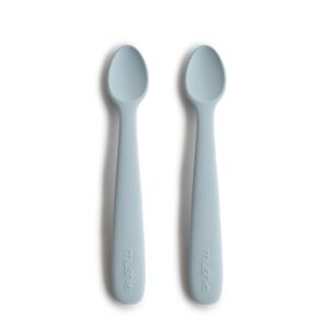 Mushie | Lot de 2 Cuillère en silicone sans BPA | Cuillère d'alimentation lavable au lave-vaisselle | Accessoires pour les tout-petits | Powder Blue