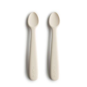 Mushie | Lot de 2 Cuillère en silicone sans BPA | Cuillère d'alimentation lavable au lave-vaisselle | Accessoires pour les tout-petits | Ivory