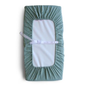 Mushie Housse de Matelas à Langer Lavable | 70x45 Cm | Convient pour Matelas à Langer Standard | Sangles de Sécurité Réglables | Accessoires pour Bébé, Jeunes Enfants Garçons et Filles | Roman Green