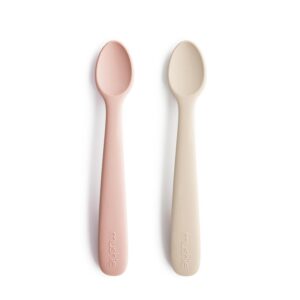Mushie | Lot de 2 Cuillère en silicone sans BPA | Cuillère d'alimentation lavable au lave-vaisselle | Accessoires pour les tout-petits | Blush/Shifting Sand
