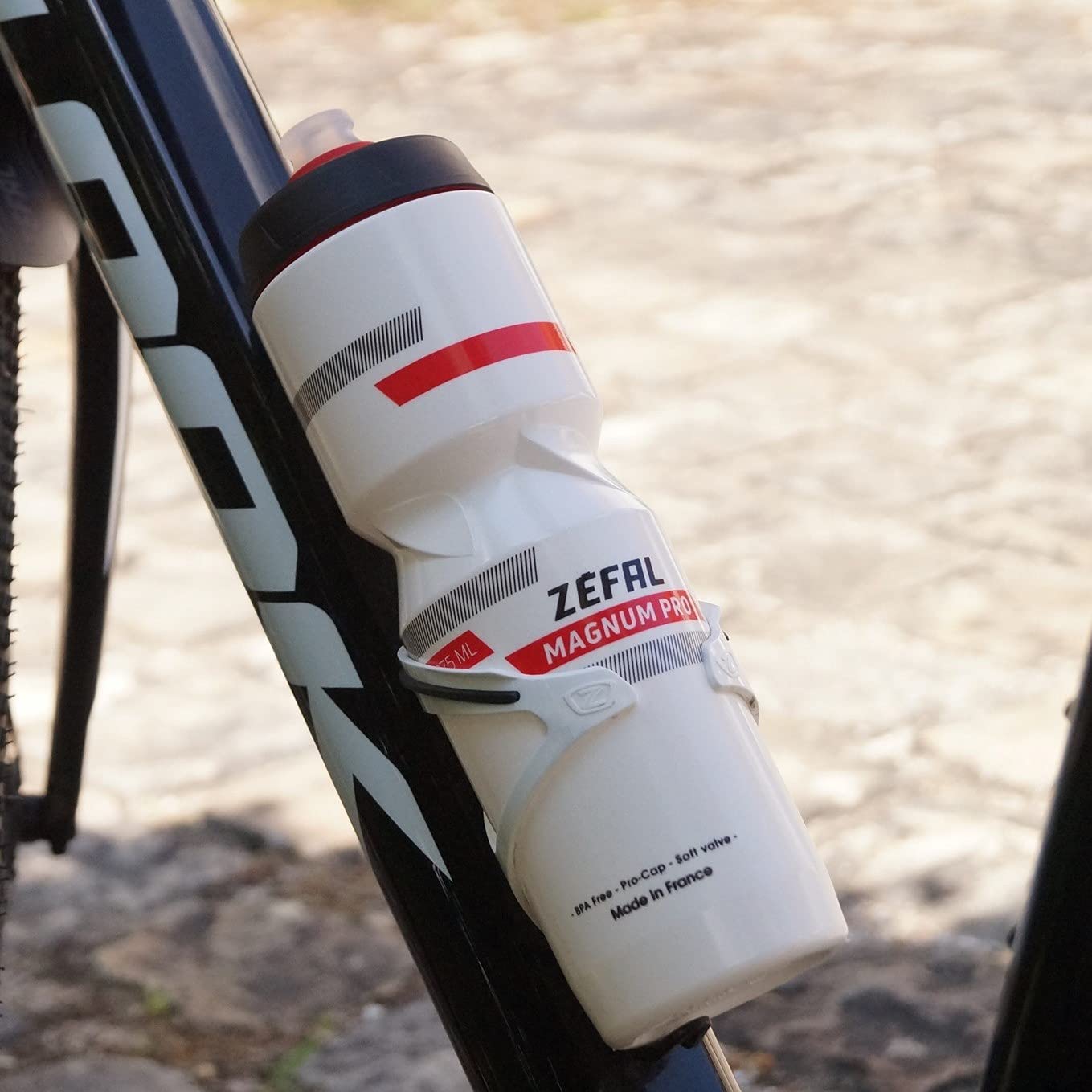 ZÉFAL Magnum Pro — Bidon Vélo 975 ml Blanc – Image 4