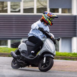 Alternative view of IPONE - Huile Scooter 2 Temps Scoot Run 2 - 100% Synthétique - Haute Qualité - Formulation Anti-Fumée - Senteur Fraise - 1 Litre