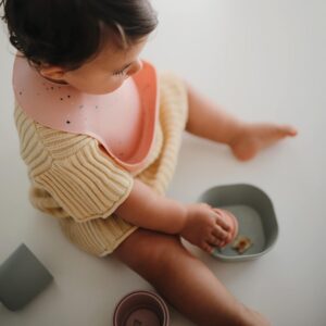Alternative view of MUSHIE — Bavoir Bébé en Silicone Pink Confetti