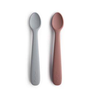 Mushie | Lot de 2 Cuillère en silicone sans BPA | Cuillère d'alimentation lavable au lave-vaisselle | Accessoires pour les tout-petits | Stone/Cloudy Mauve