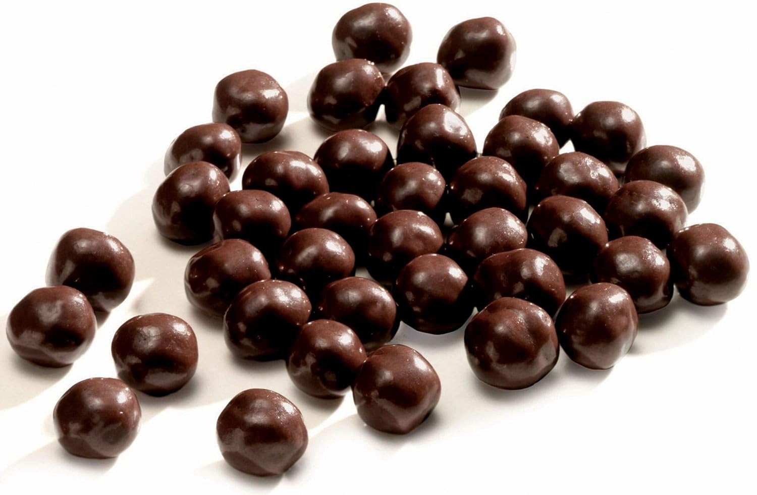 Crispearls ™ Noirs (50,2 % cacao)Petites perles brillantes au chocolat noir enrobant un biscuit croustillant (cacao mini 50,2 %) Switch avec la marque Mona Lisa – Image 2