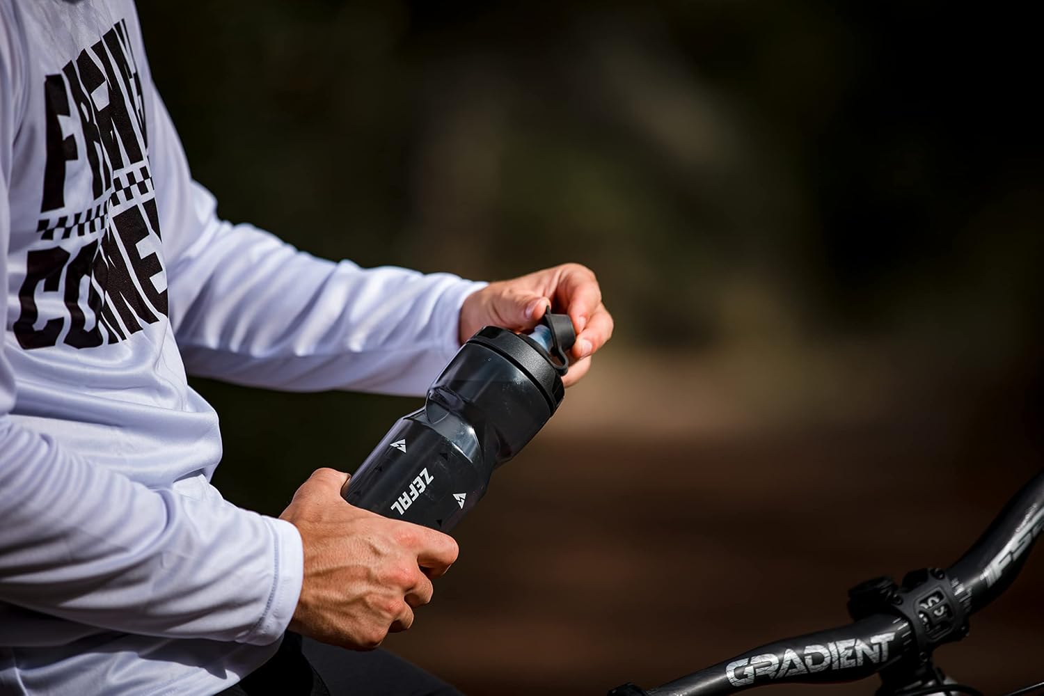 ZEFAL Sense Soft 80 No Mud — Bidon vélo 800ml noir fumé – Image 7