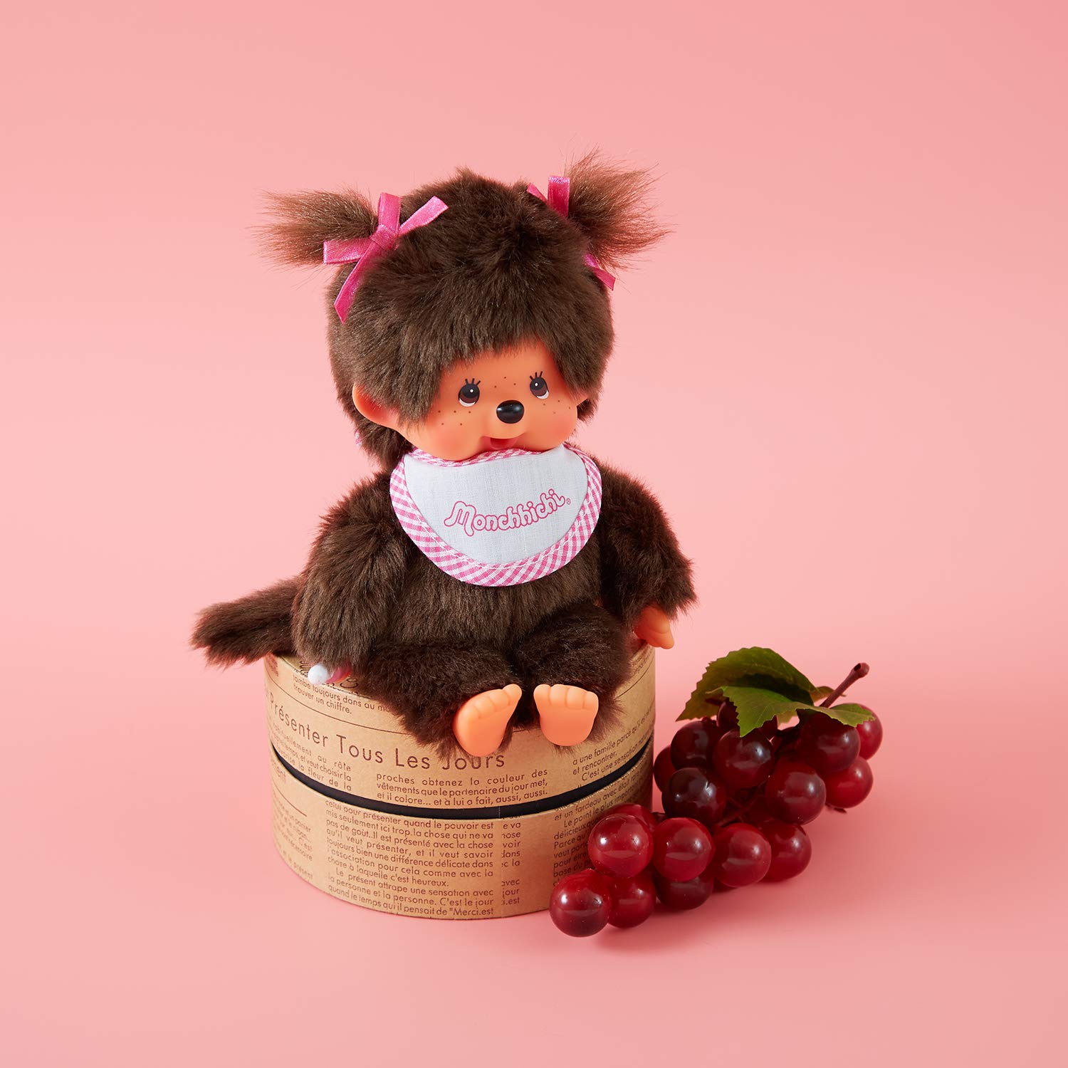 BANDAI Monchhichi — Peluche Fille Bavoir Rose et Blanc 20 cm – Image 7