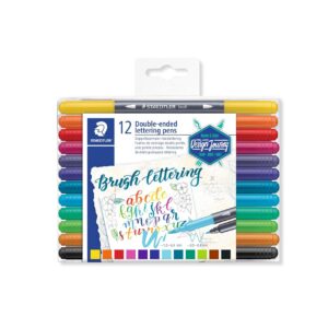 Staedtler Brush Letter Duo, Feutres de coloriage à double pointe pour lettrage au pinceau, Pointe pinceau 1-6 mm et pointe fine 0.5-0.8 mm,Étui plastique avec 12 feutres différents assortis, 3004 TB12