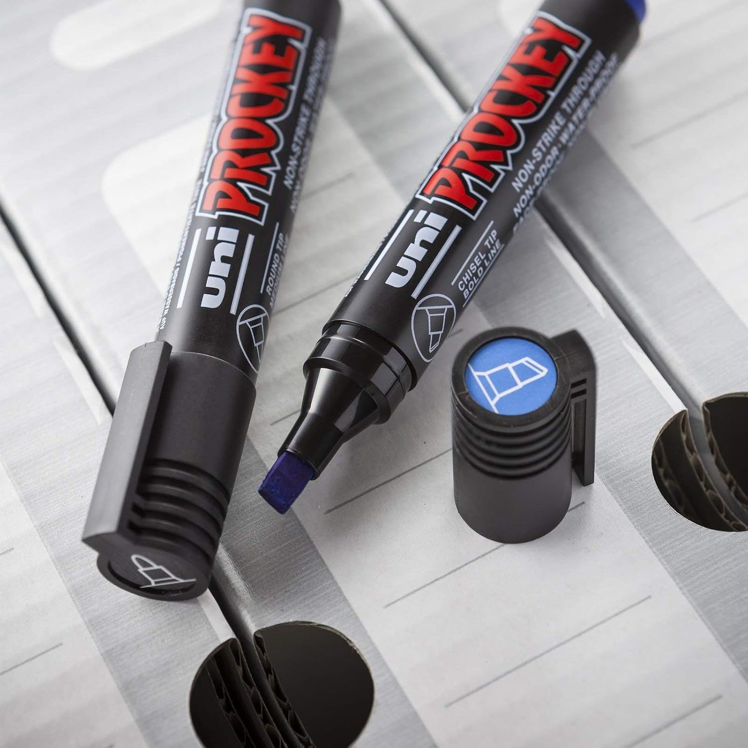 Uni Ball - Uni Mitsubishi Pencil - Marqueur Permanent Inodore Uni Prockey PM126 - Multisupport, multifonction - Base Eau, Sans Odeur - Pointe Biseautée Large 5,7 mm - Noir - Lot de 10 – Image 3