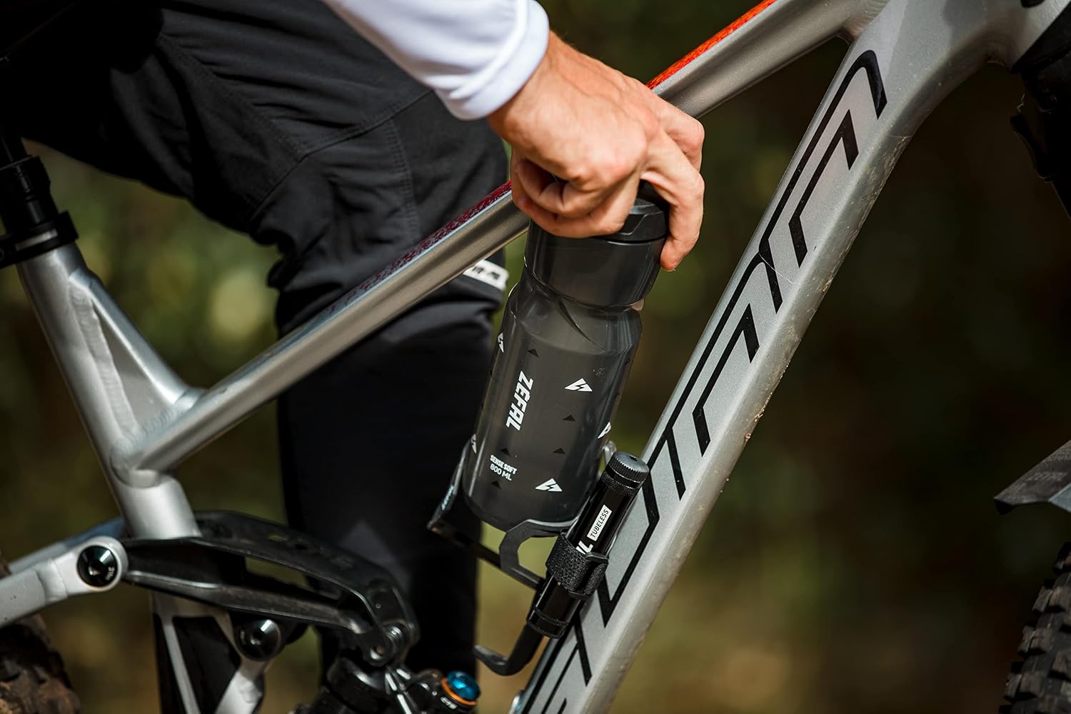 ZEFAL Sense Soft 80 No Mud — Bidon vélo 800ml noir fumé – Image 6