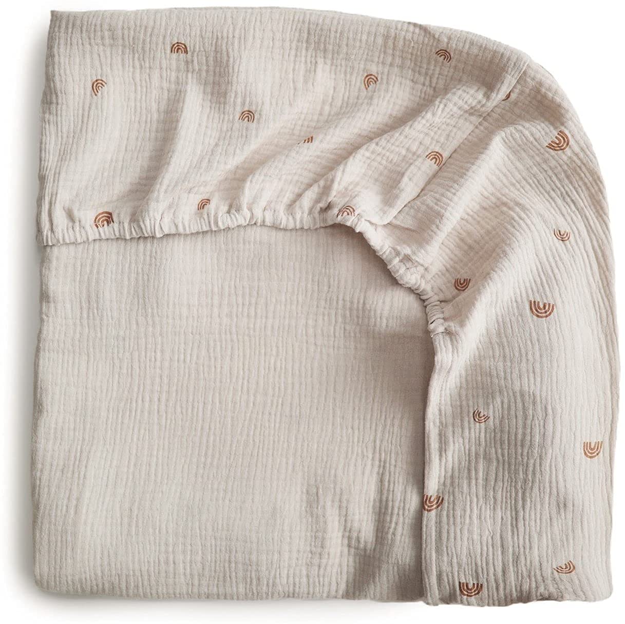 Mushie Drap-Housse pour Berceau | 60 X 20 X 120 Cm | Mousseline Extra Douce | Respirant 100% Coton Bio | Coins Élastiques | Prélavé | Rainbow-Medium