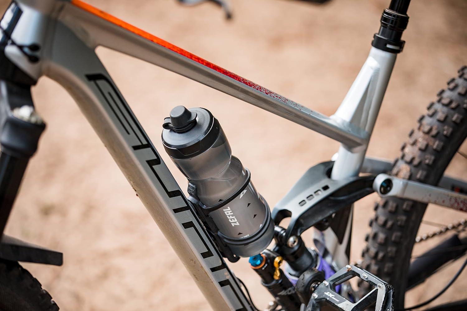 ZEFAL Sense Soft 65 No Mud — Bidon vélo 650ml Noir fumé – Image 5