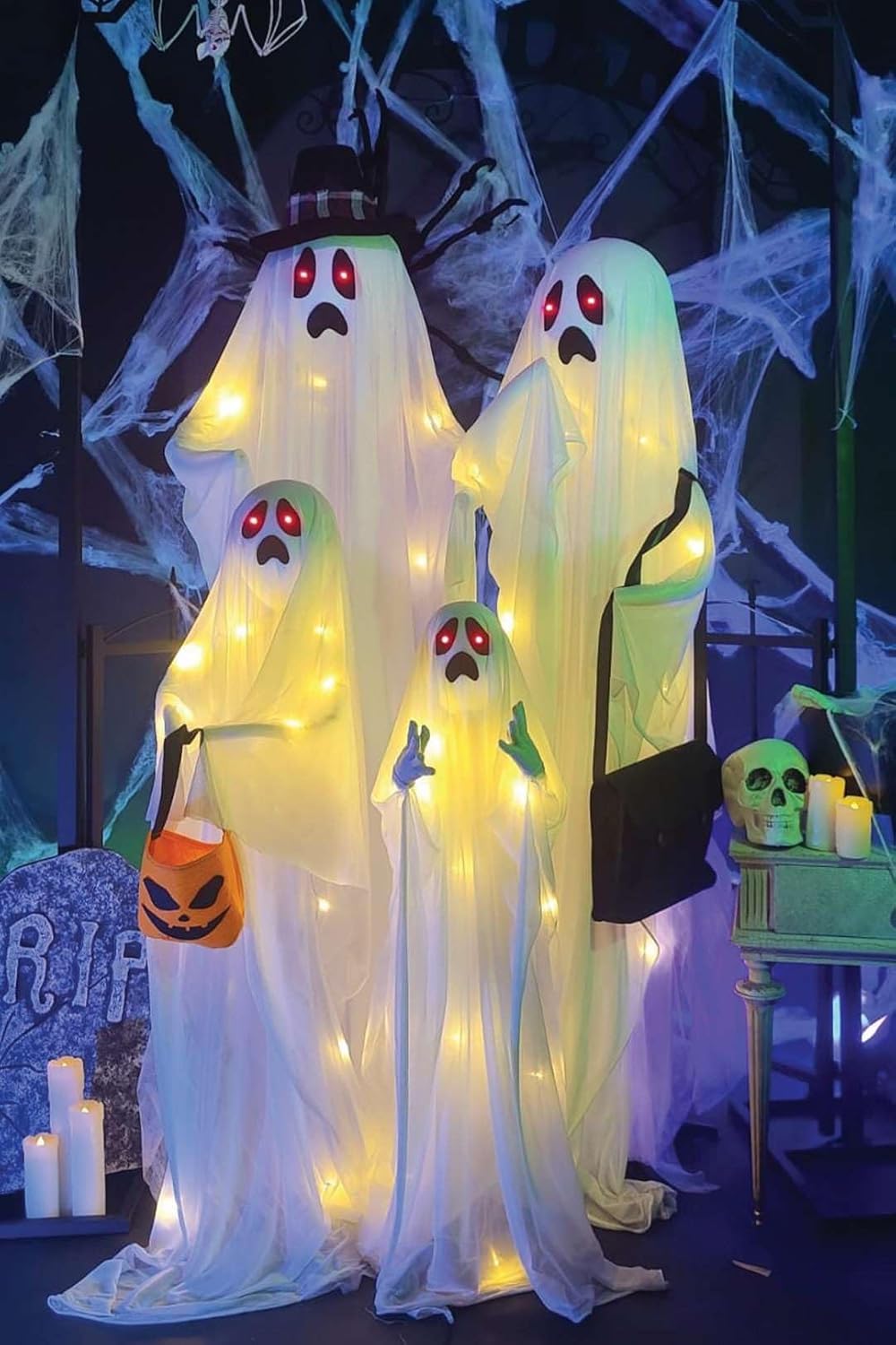 P'tit Clown - 24064 - Décoration Halloween Famille de 4 Fantômes - Sonore et Lumineux - Décoration Effrayante - Piles (12xAA) Non incluses - 160cm