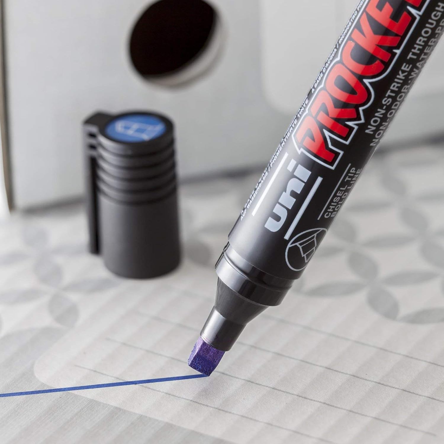 Uni Ball - Uni Mitsubishi Pencil - Marqueur Permanent Inodore Uni Prockey PM126 - Multisupport, multifonction - Base Eau, Sans Odeur - Pointe Biseautée Large 5,7 mm - Noir - Lot de 10 – Image 2