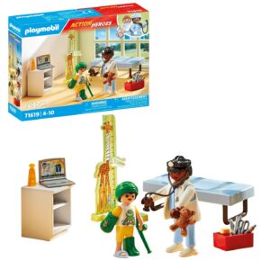Playmobil 71619 Pédiatre avec Enfant - Action Heroes - Comprend Deux Personnages, Une Chaise Longue, des Bandages, des pansements et Un Ours en Peluche pour Les réconforter - Dès 4 Ans