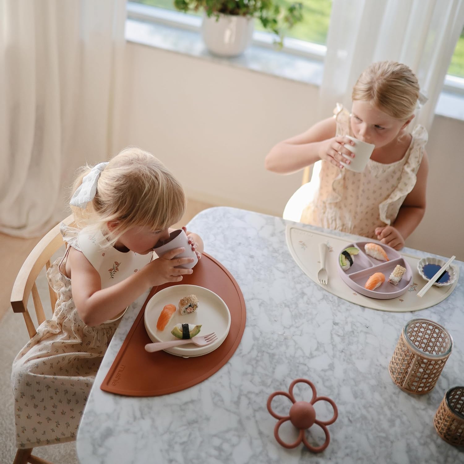MUSHIE — Set de table en silicone antidérapant fleurs roses – Image 2