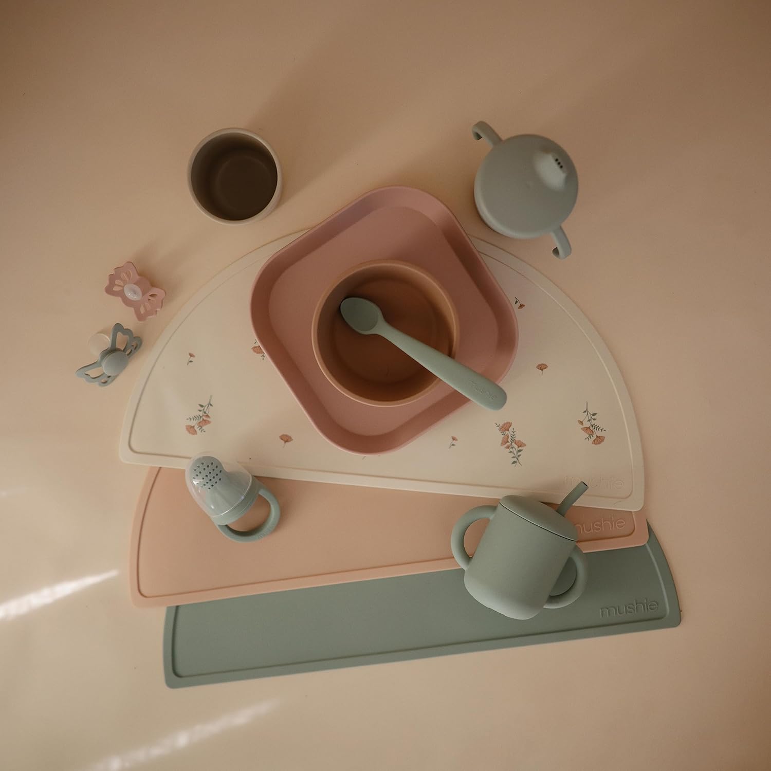 MUSHIE — Set de table en silicone antidérapant fleurs roses – Image 5