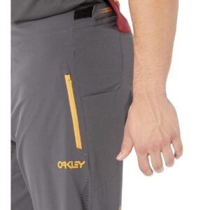 Alternative view of OAKLEY — Short Bermuda 38