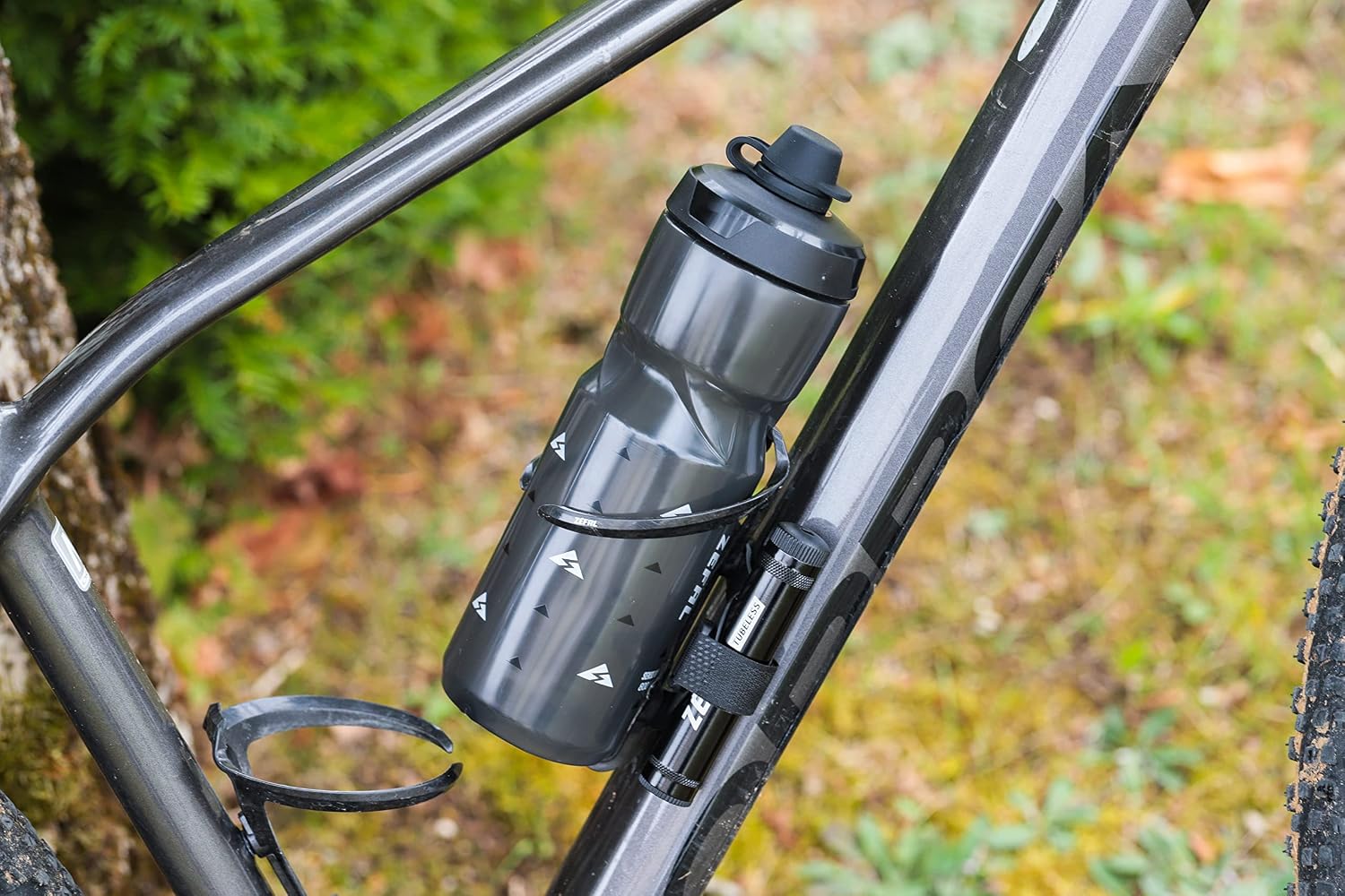 ZEFAL Sense Soft 65 No Mud — Bidon vélo 650ml Noir fumé – Image 3