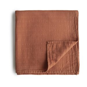 mushie Couverture D'emmaillotage en Mousseline pour Bébé | Naissance 0-3 Mois | Coton Organique | Gigoteuse pour Bébé | Prélavée | Couverture de Réception | Fabriquée au Danemark | Auburn
