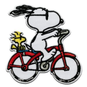PEANUTS — Écusson thermocollant Snoopy vélo 7,8 x 7,4 cm