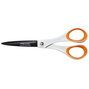Fiskars Ciseaux antiadhésifs universels, Longueur totale: 18 cm, Pour droitiers et gauchers, Revêtement titane/Lames en acier inoxydable/Poignées en plastique, Blanc/Orange, 1004720