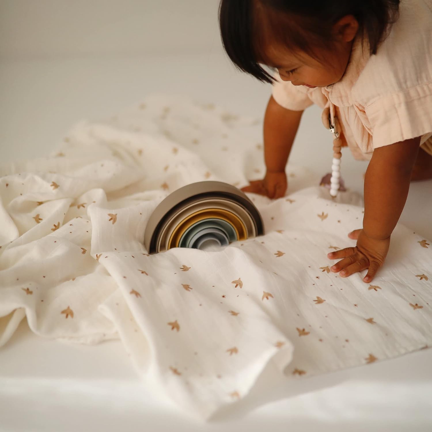 MUSHIE — Couverture d’emmaillotage en mousseline bébé Sparrow – Image 3
