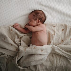 Alternative view of MUSHIE — Couverture d’emmaillotage bébé en mousseline Rainbow