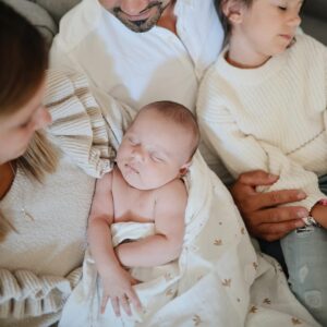 Alternative view of MUSHIE — Couverture d’emmaillotage en mousseline bébé Sparrow
