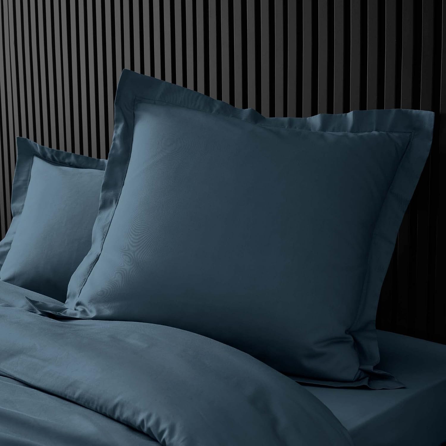 DOUCEUR D'INTÉRIEUR — Taie d'oreiller 63 x 63 cm Bleu Nuit – Image 3