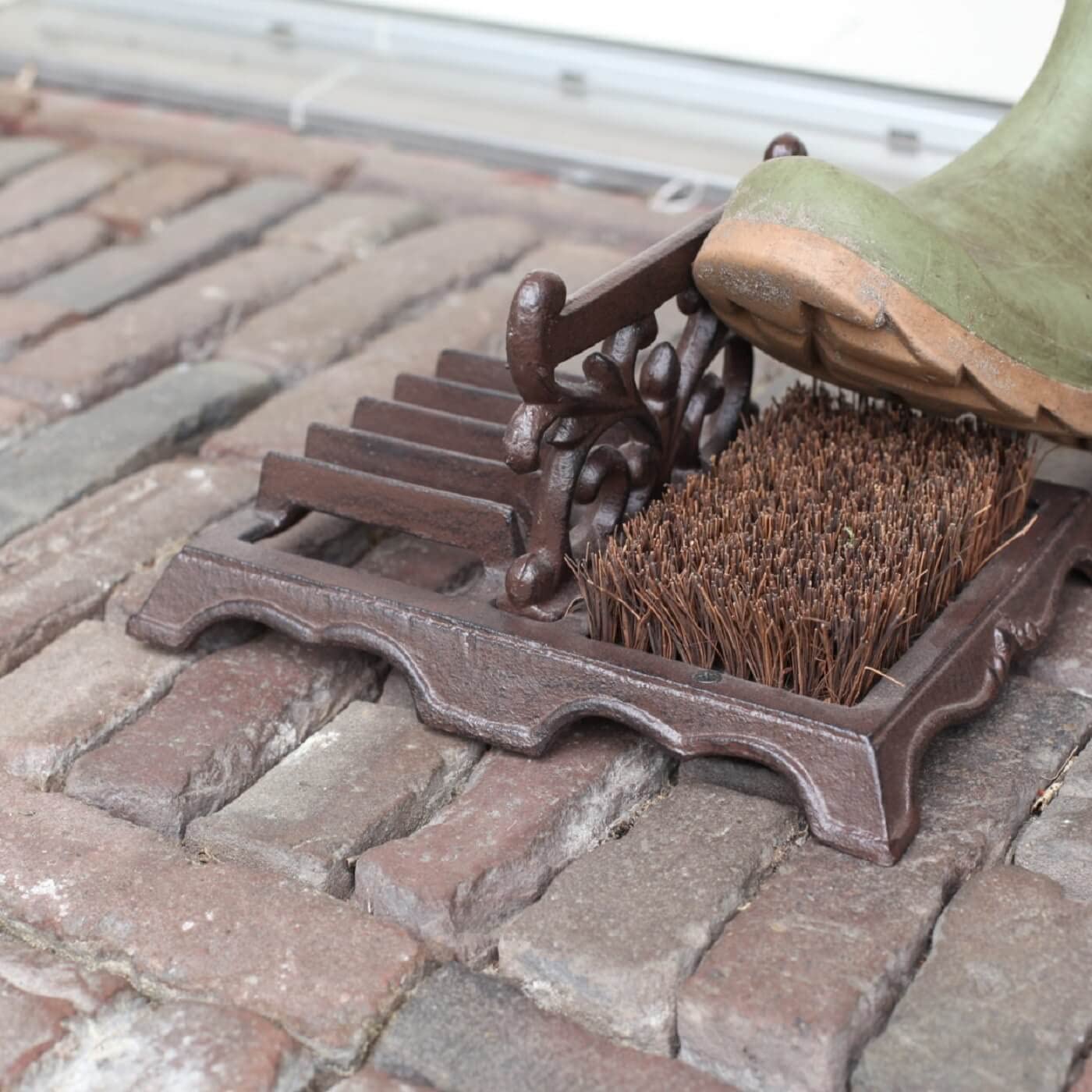 FALLEN FRUITS LH219 — Brosse et raclette pour bottes marron – Image 3