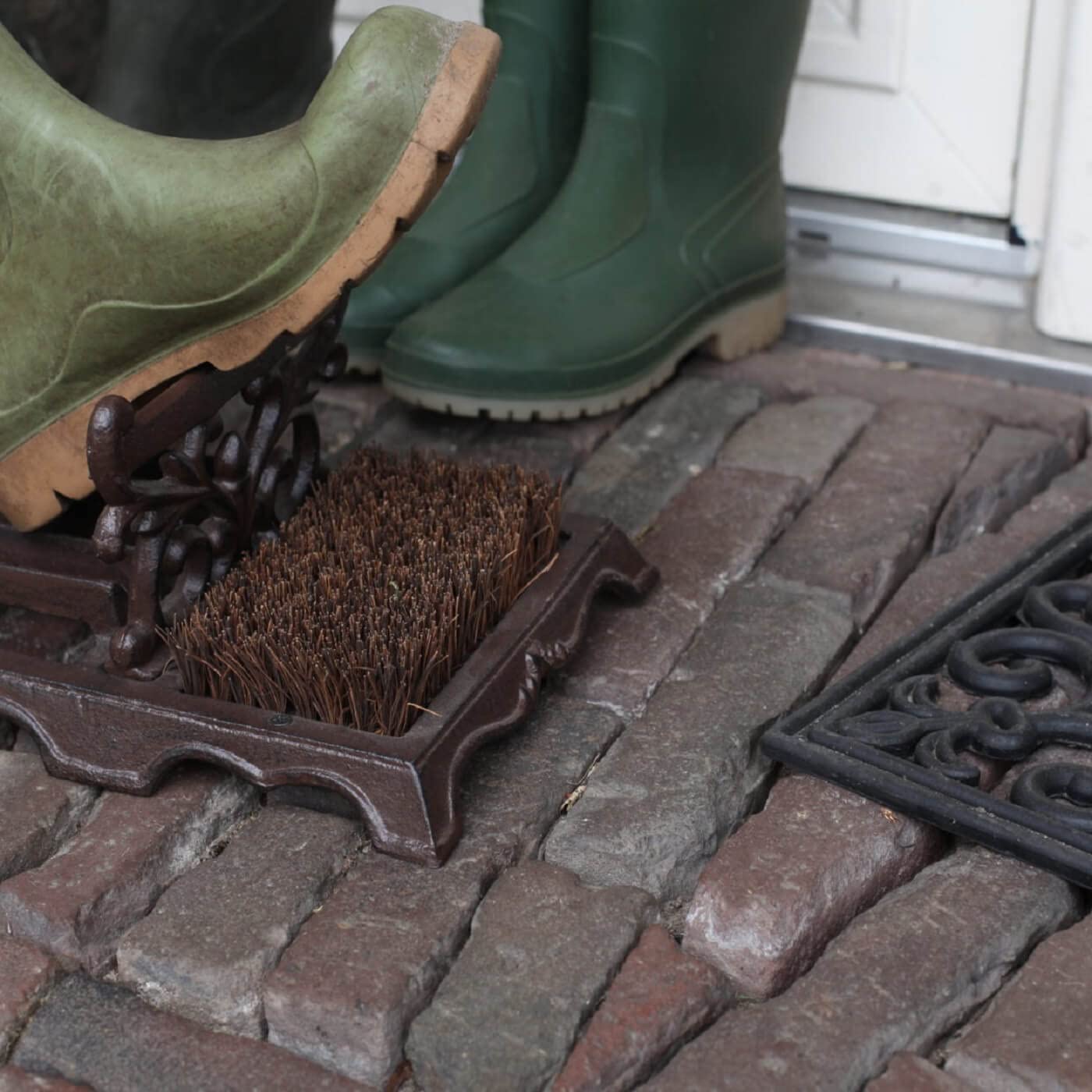 FALLEN FRUITS LH219 — Brosse et raclette pour bottes marron – Image 4