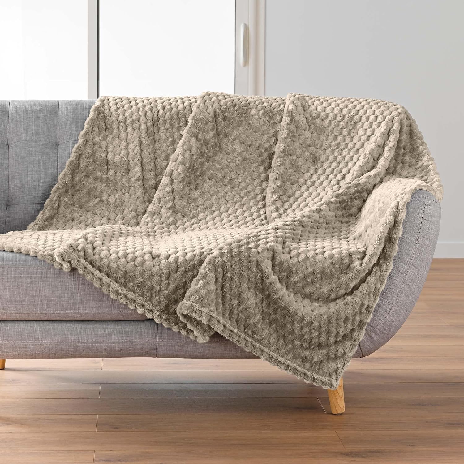 DOUCEUR D'INTÉRIEUR — Plaid 125 x 150 cm taupe flanelle relief