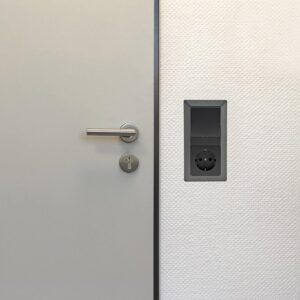 Alternative view of MILOS — Prise avec interrupteur encastré 230 V 16 A