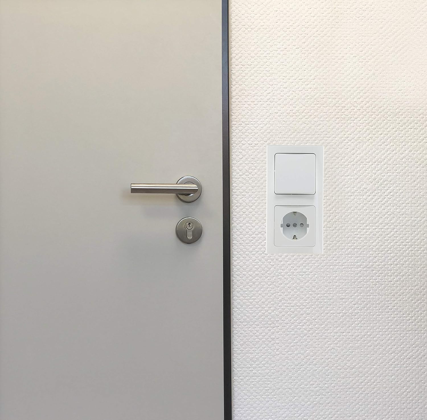 DELPHI — Prise double avec interrupteur blanc 230 V – Image 2