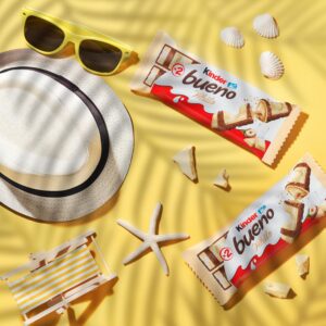 Alternative view of Kinder Bueno White - Fine Gaufrette Enrobée de Chocolat Blanc avec un Coeur Lait et Noisettes - Biscuit Fondant et Croustillant - Format à partager- 30 x 2 Barres (39g)